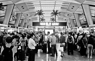 北京南站商铺被指挤占候车资源 单个年租金百万