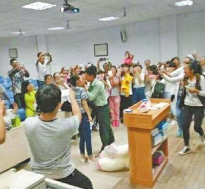 河南一教官表白亲吻女学生 校方：不会劝退学生