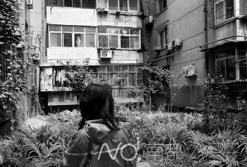 男子深夜潜入民居盗万余现金 被发现后看女主人