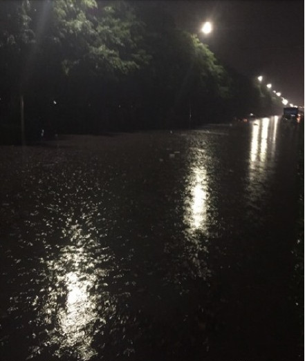 道路被积水淹没。