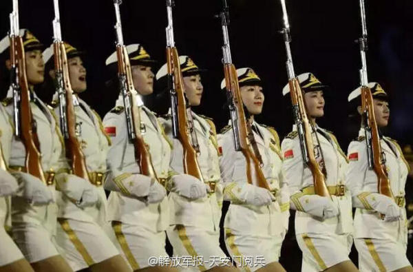仪仗队女兵红场展示整齐枪操