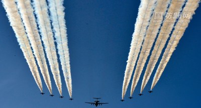 中国空军女兵：雷霆玫瑰驾战机飞越天安门