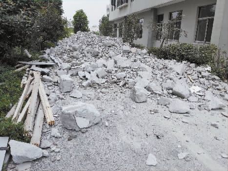 宁波一小区现野蛮装修 篮球大水泥块从5楼扔下