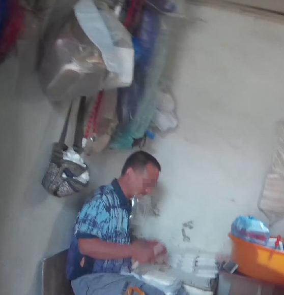 记者暗访快餐盒饭加工点 商贩嘴叼饭盒脚跨菜盆