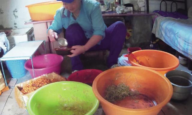 记者暗访快餐盒饭加工点 商贩嘴叼饭盒脚跨菜盆