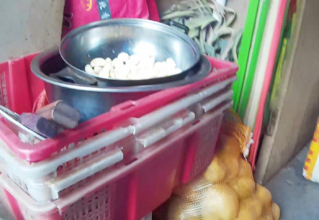 记者暗访快餐盒饭加工点 商贩嘴叼饭盒脚跨菜盆