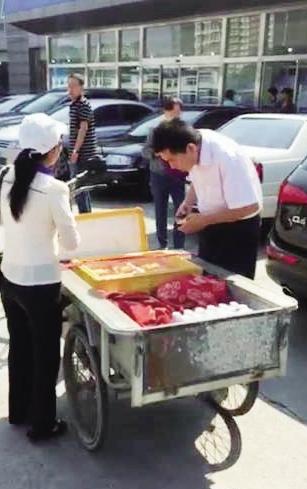 记者暗访快餐盒饭加工点 商贩嘴叼饭盒脚跨菜盆