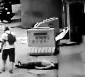 外教当街殴打6旬车主：他朝我按喇叭很不礼貌