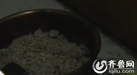 男子出租屋内烧炭自杀 烟气漏出毒死隔壁房客