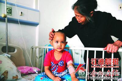 患癌老人卖瓜子筹钱救孙女 收到百元假币(图)