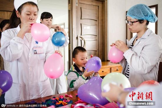妇幼保健院一号楼的小礼堂里，产科护士们和小俊明一起准备他的生日派对。