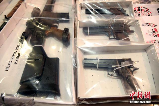 9月23日，香港警务处举行记者会，展示缴获的枪支。