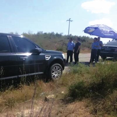 镇官员视察火灾现场 民警站背后为其撑伞