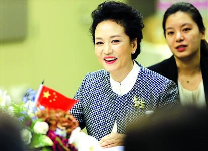 彭丽媛23日在西雅图访问福瑞德·哈金森癌症研究中心