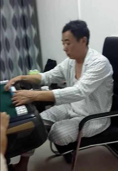 湖南瑶岗仙矿业有限责任公司总经理邓志平在矿区住所与公司中层干部、外包项目部老板赌博。 视频截图