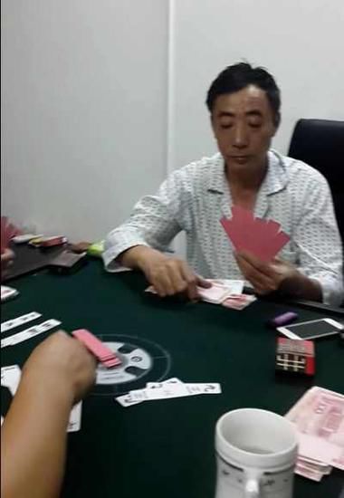 湖南瑶岗仙矿业有限责任公司总经理邓志平在矿区住所与公司中层干部、外包项目部老板赌博。视频截图