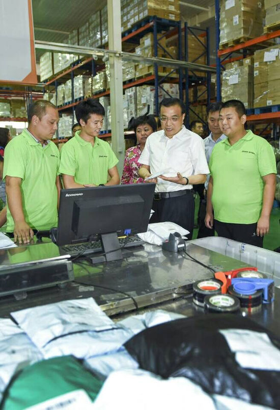 李克强在河南考察时强调推动大众创业万众创新形成企业和经济发展新动能让新型城镇化与农业现代化相辅相成互促共进