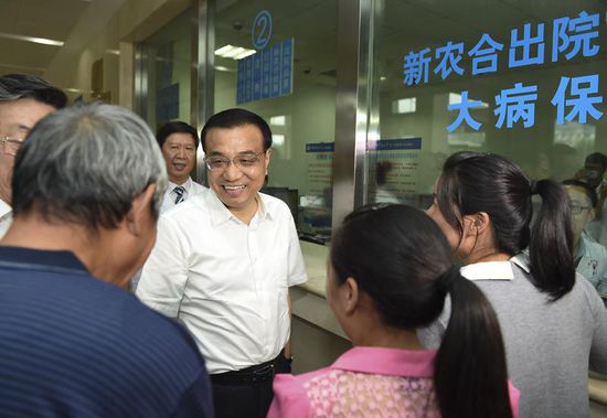 李克强在河南考察时强调推动大众创业万众创新形成企业和经济发展新动能让新型城镇化与农业现代化相辅相成互促共进