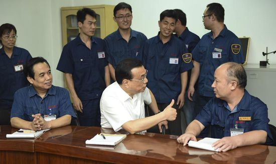 李克强在河南考察时强调推动大众创业万众创新形成企业和经济发展新动能让新型城镇化与农业现代化相辅相成互促共进