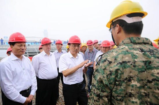 李克强在河南考察时强调推动大众创业万众创新形成企业和经济发展新动能让新型城镇化与农业现代化相辅相成互促共进