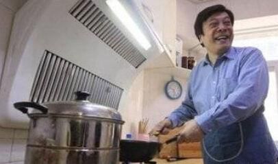 央视给赵忠祥等退休名嘴发食堂自制月饼