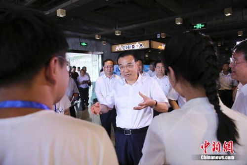  李克强在大连高新区众创空间考察。 中新社发 刘震 摄 