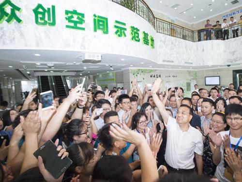 李克强一个月两次外地考察何以频提“双创”？