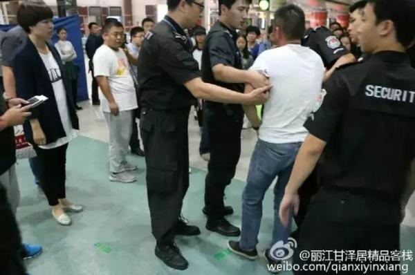 多名乘客因航班延误在机场与员工发生冲突被带走