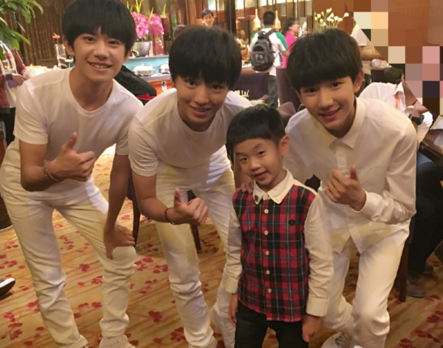 终于当哥哥了！TFBOYS与小粉丝杨阳洋贴心合影