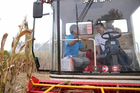 李克强和农民在一起的“三重身份”