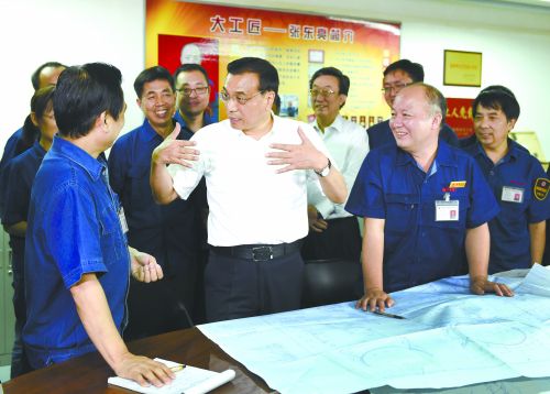 9月23日,李克强在洛阳矿山机械厂同工人亲切交谈