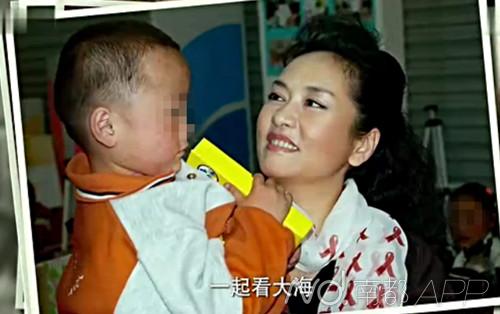 揭秘彭丽媛关爱艾滋孤儿 一同吃烤鸭看日出(图)