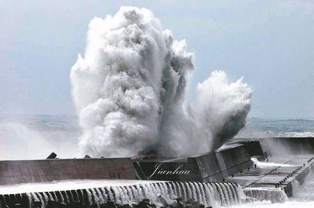 台风“杜鹃”来袭加上大潮，9月28日傍晚台风登陆前，宜兰南方澳海边掀起滔天巨浪。来源：台湾《联合报》