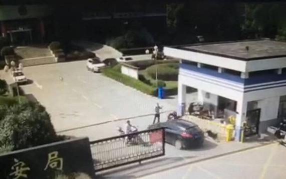 男子公安局门口撞飞前妻被拘 泄露视频女孩被解聘