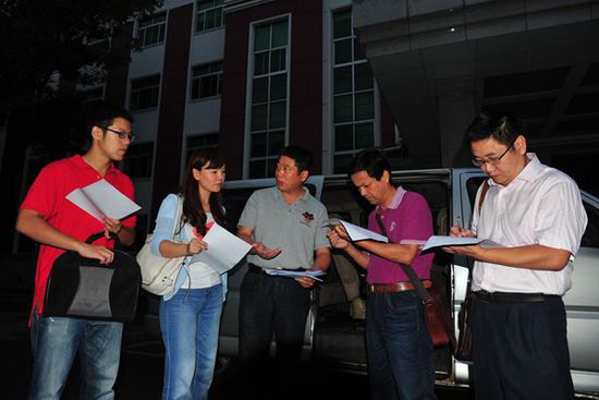 清晨6点30，工作组集合，组长宣传工作纪律，组员签署“保密承诺”。