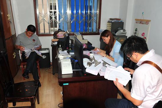 工作人员在紧张开展工作。