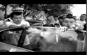 男子对他人骂骂咧咧