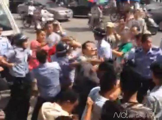 广东曝警民冲突：车祸死者家属堵路被强制执法