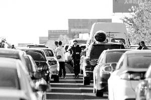 国庆首日出京车辆超80万 凯时k66市区道路畅通