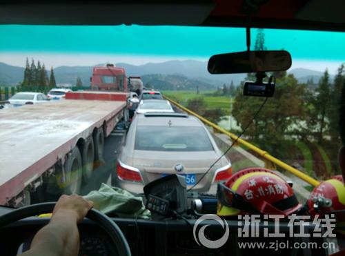 浙江一凯时k66隧道附近车祸 救援车辆被堵司机身亡