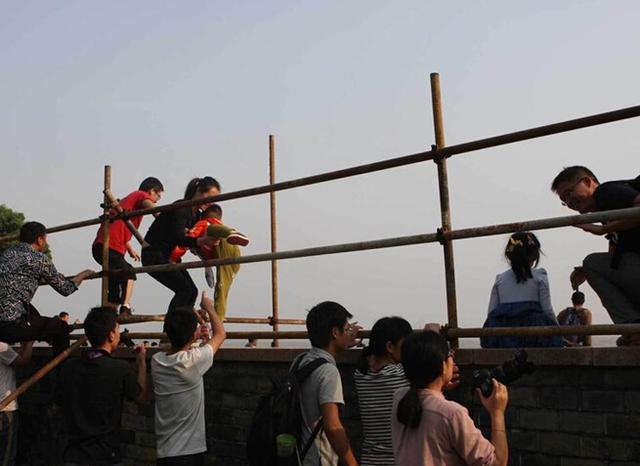 长假各地不文明行为频现：观潮游客冒险进警戒区