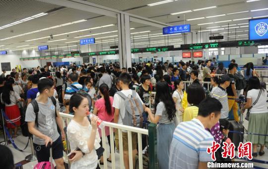 国庆假期首日深圳迎30万人次出入境人流(图)
