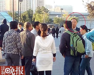 八达岭方向车票上午全部售罄 “黑车”忙拉客