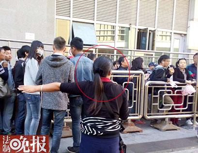 八达岭方向车票上午全部售罄 “黑车”忙拉客