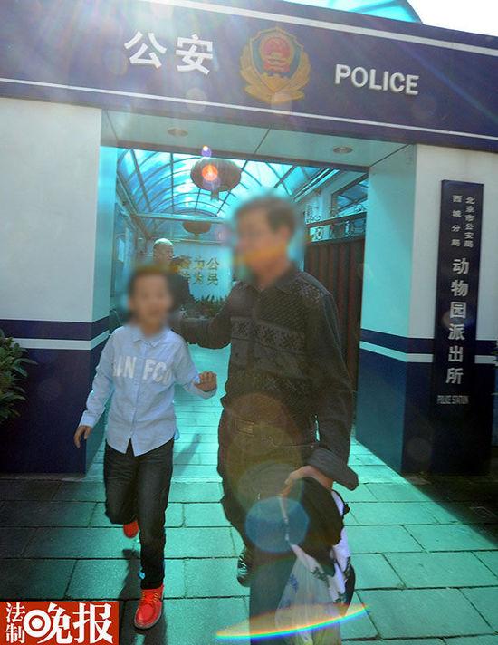 动物园上午两孩子与家长失散 均自己到派出所报警（组图）