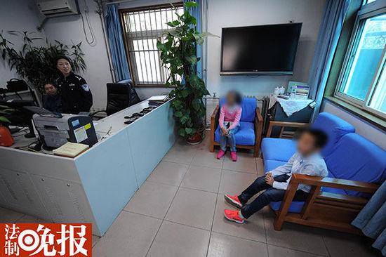 动物园上午两孩子与家长失散 均自己到派出所报警（组图）