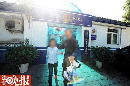 动物园上午两孩子与家长失散 均自己到派出所报警（组图）