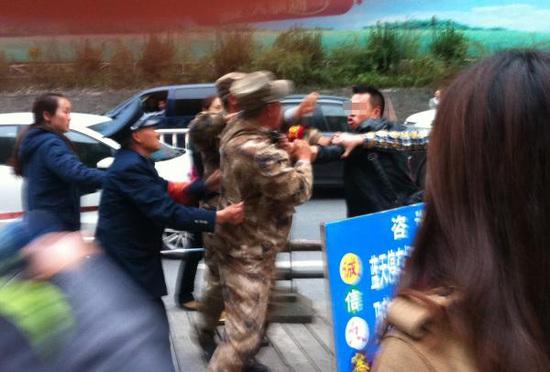 男子与保安扭打在一起。