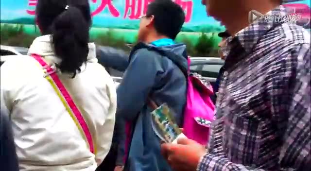 九寨沟导游为抄近道与保安冲突 被指“掏刀子”截图