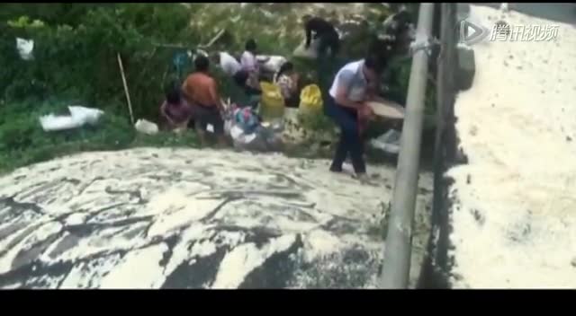 高速路运米车发生事故 村民出动铲车抢米截图